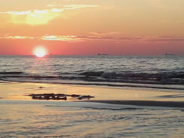 Piękna szeroka jantarowa plaża