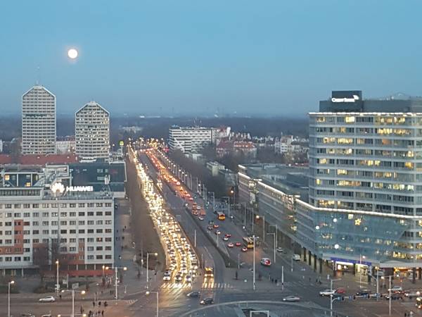 Widok z kuchni na Rondo Regana