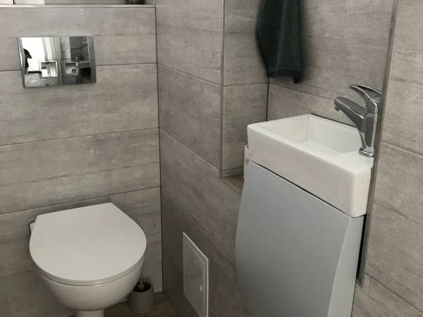 Zdjęcie przedstawia toaletę
