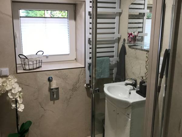 Zdjęcie przedstawia łazienkę