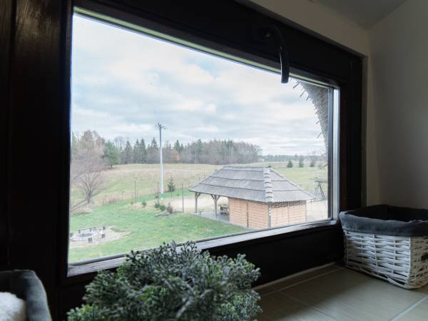 widok z domku na strefę rekreacji