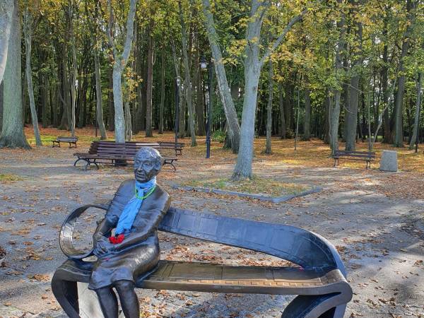 ławeczka Pani Ireny Kwiatkowskiej jesienią