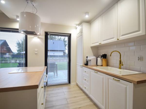 Domek Hampton nad jeziorem z jacuzzi całorocznym