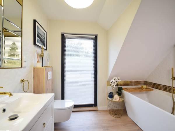 Domek Hampton nad jeziorem z jacuzzi całorocznym