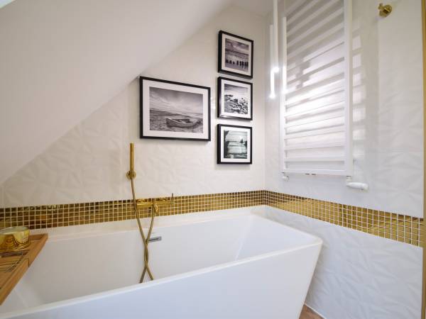 Domek Hampton nad jeziorem z jacuzzi całorocznym