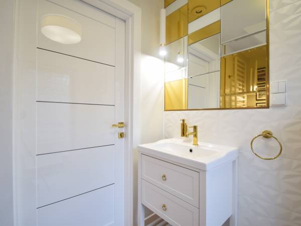 Domek Hampton nad jeziorem z jacuzzi całorocznym