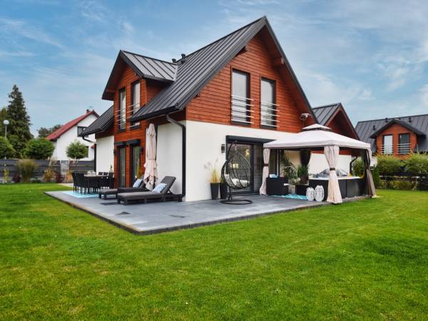 Domek Hampton nad jeziorem z jacuzzi całorocznym