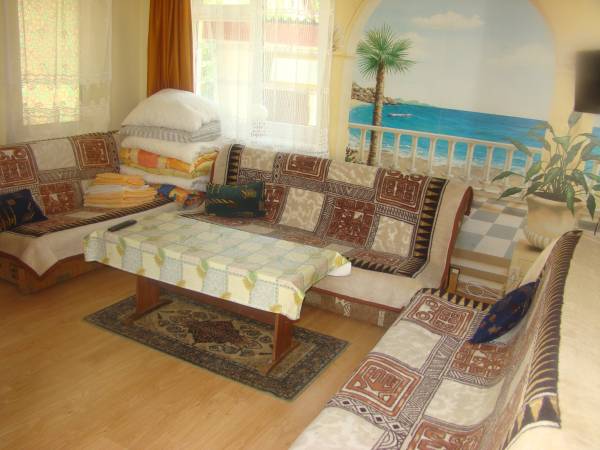 pok.6 trzy wersalki łaz tv mały taras osobne wejście dodatkowo w pok. lodówka , mikrofala naczynia 