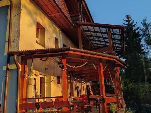 Dom hotelowy od strony zatoki Jeziora Kalwa