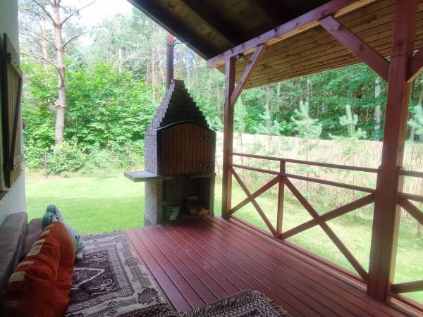 Taras dolny z kanapą do wypoczynku na świeżym powietrzu.