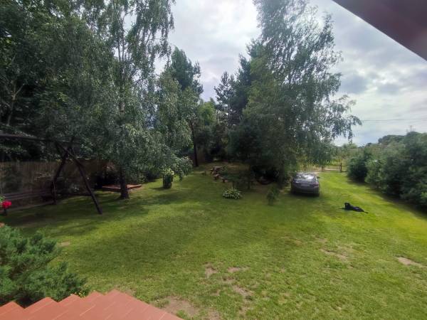 Widok na działkę z górnego tarasu.