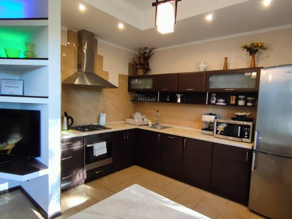 kuchnia z pełnym wyposażeniem