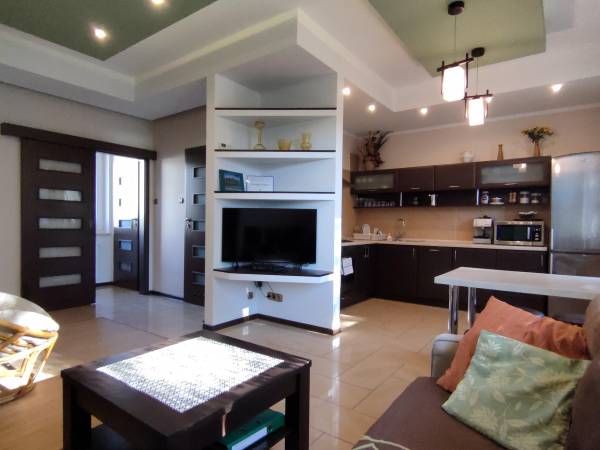 widok na kuchnię i wejścia do łazienki i WCłazienki