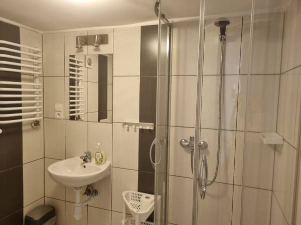 pokój 103 łazienka