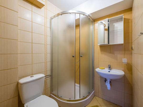 łazienka w żółtej izbie