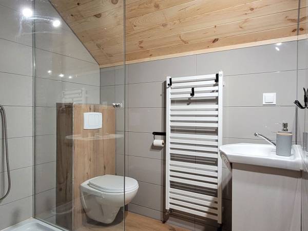 Łazienka na piętrze w domku