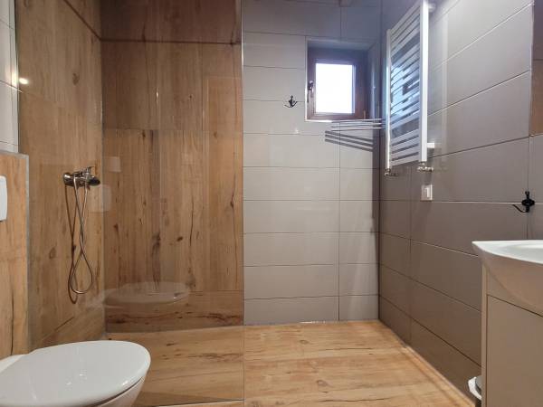 Łazienka na parterze w domku