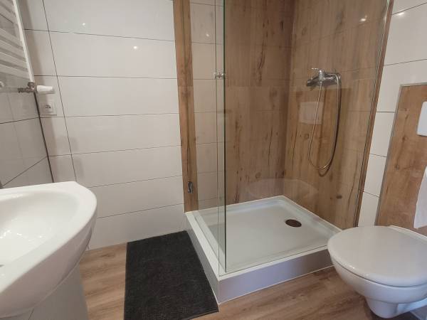 Łazienka w pokoju rodzinnym 5 os