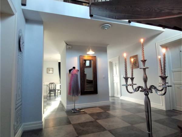 Willa Axla z werandą, ogrodem i parkingiem