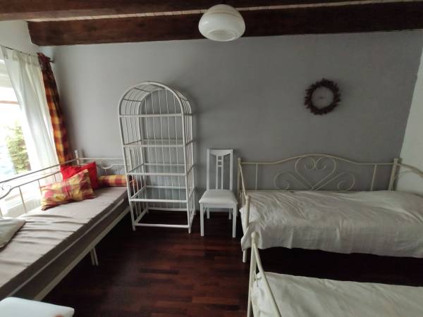 Sypialnia czteroosobowa w apartamencie na piętrze