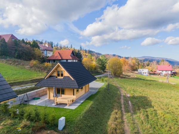 taras z grillem i leżakami