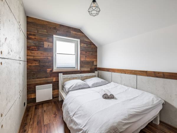 Sypialniami nr 1 łóżkiem małżeńskim 