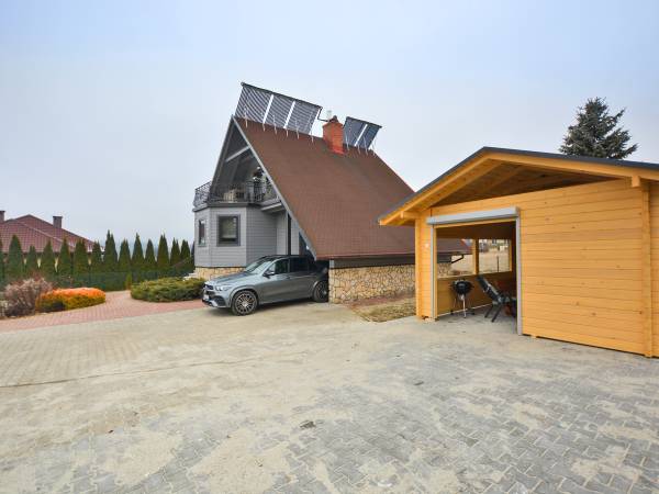 domek zewnatrz( ladowarka sam elekt)