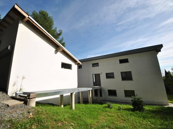 Widok z zewnątrz, kładka wejściowa