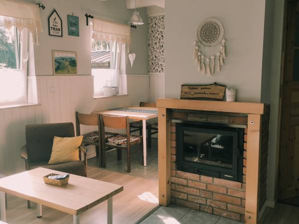 Salon z kominkiem "Domek Dwójka i Trójka"