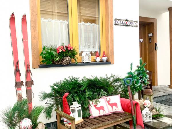 dekoracje świąteczne przed willą donia