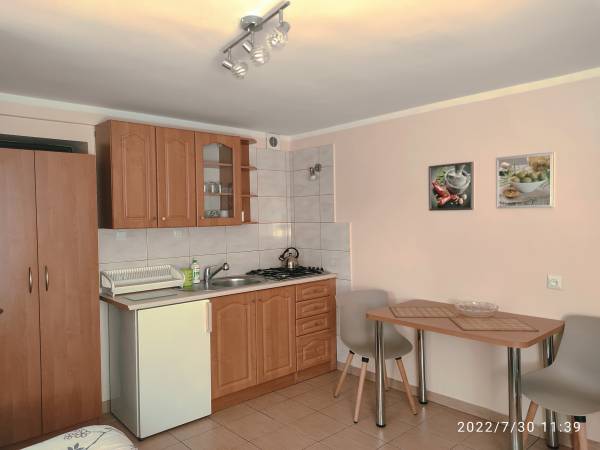 Aneks kuchenny w pokoju połozonym w najniższej kondygnacji budynku