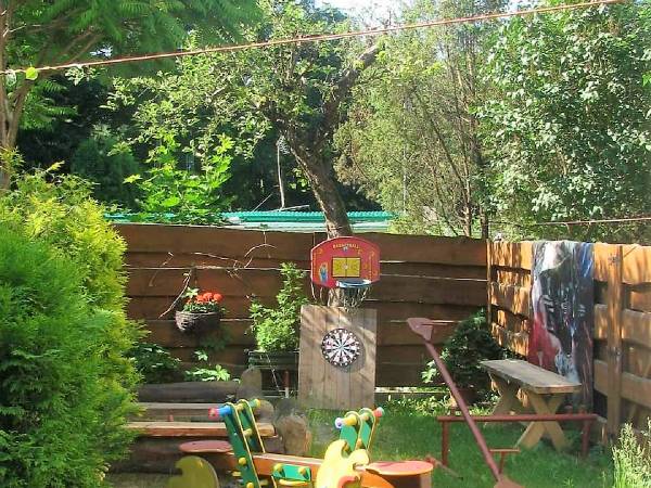 mały plac zabaw z boku domków