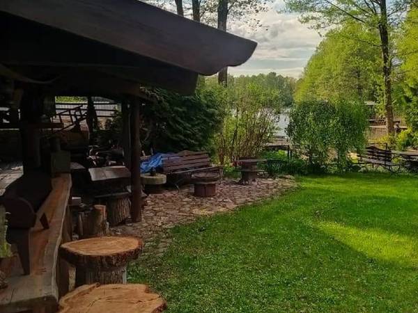 Miejsce biesiadne z przodu domu hotelowego