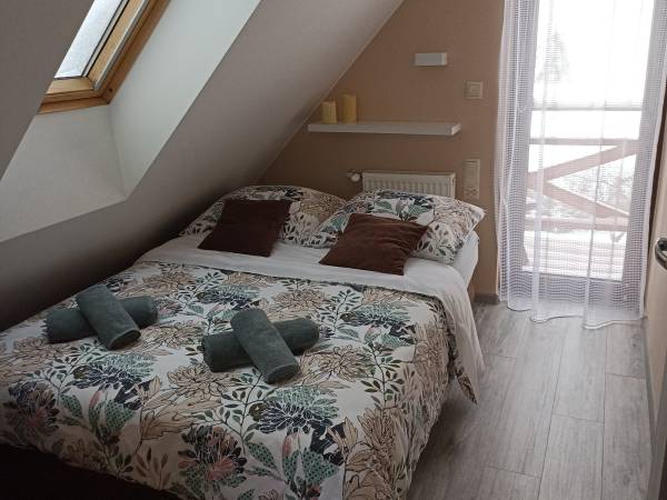 sypialnia z balkonem