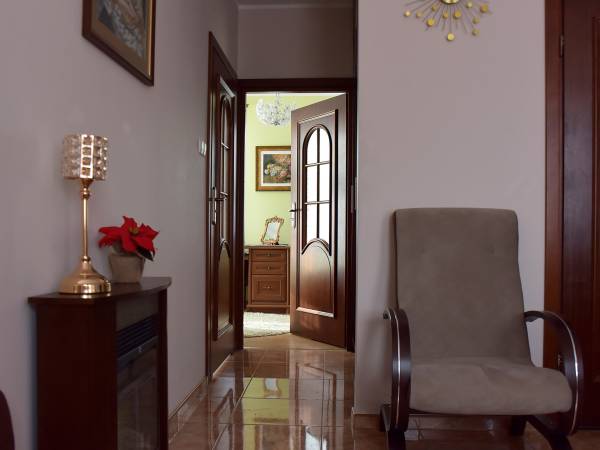 salon z przejściem do sypialni