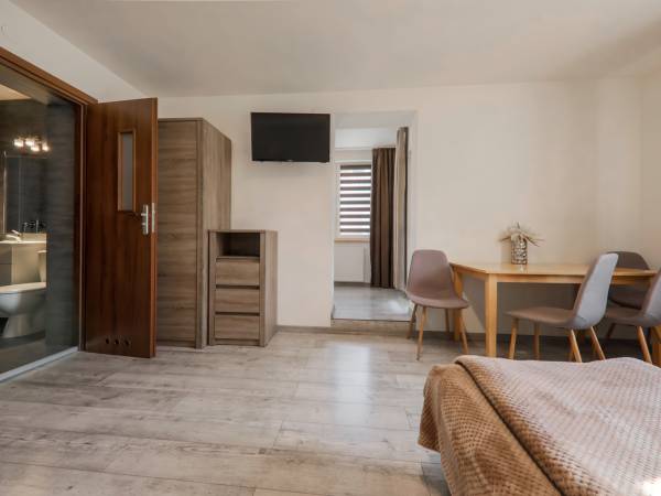 Pokój 4 osobowy na parterze z wyjściem na parking 