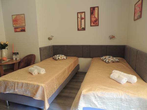 pokój z 2 łózkami pojedynczymi z balkonem 