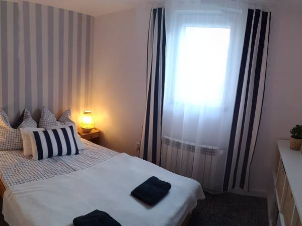 sypialnia na pietrze w domku 1