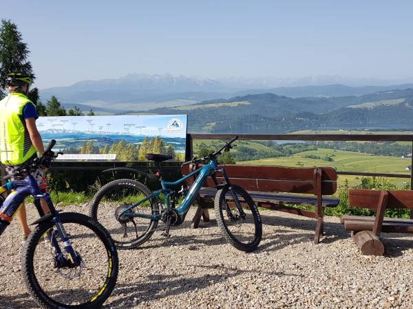 Ścieżka rowerowa wokół Jeziora Czorsztyńskiego.