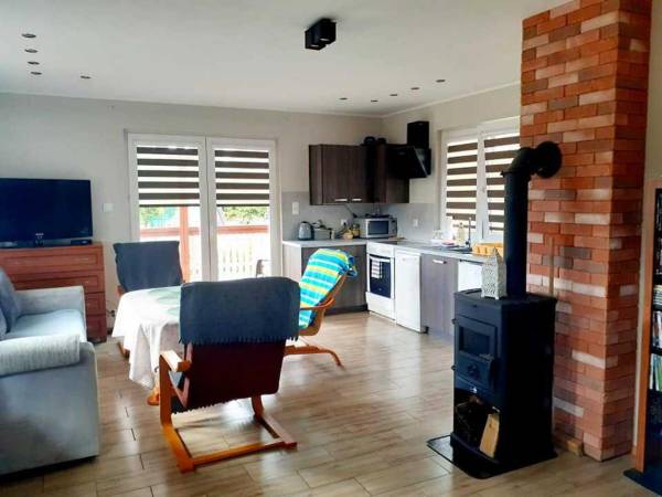 Część wypoczynkowa z aneksem kuchennym