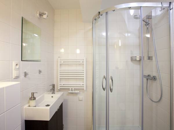 pokój dwuosobowy - niski parterłazienka 