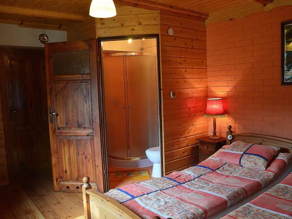 izba czerwona z łazienką