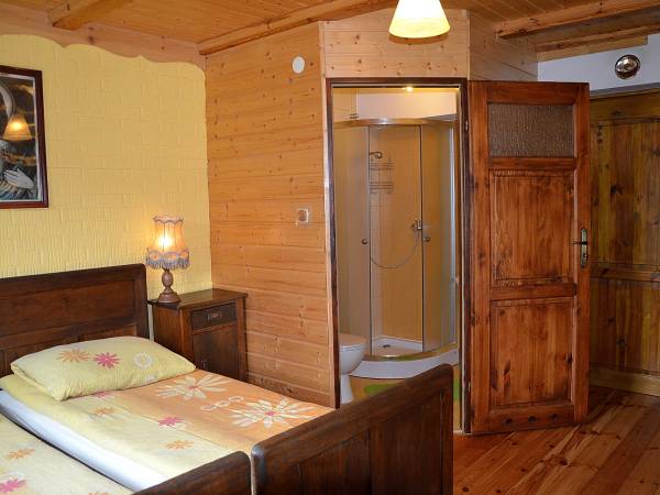 izba żółta z łazienką