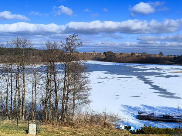 Widok z tarasu domu przy jeziorze