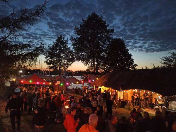 Wieczorny koncert nad jeziorem