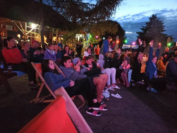 STAND-UP w Tle dla Mew