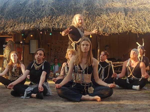 SPEKTAKL teatralny w Tle