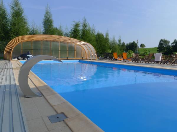 Basen z rozsuniętym dachem