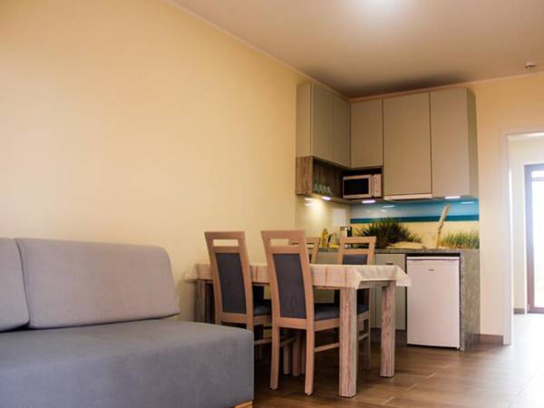 Pokój z aneksem kuchennym na parterze z rozkładaną kanapą