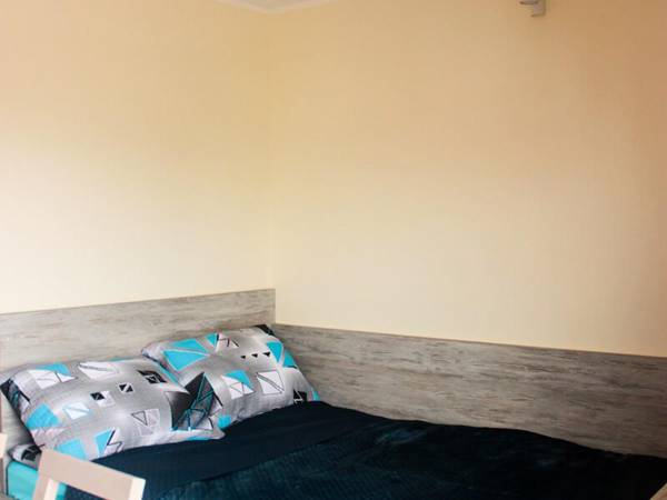 Duże łóżko w aneksie kuchennym na piętrze